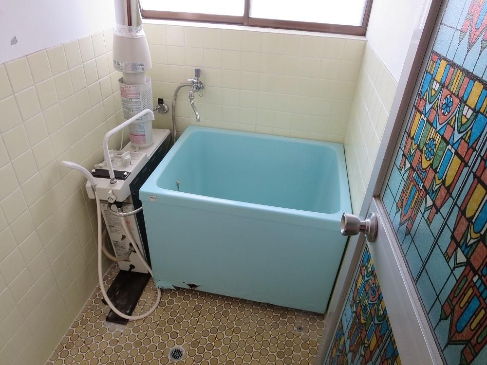 【バス】　浴室は単独式です。