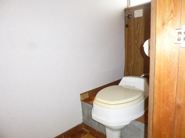 【トイレ】　トイレは座れるタイプになっています。
