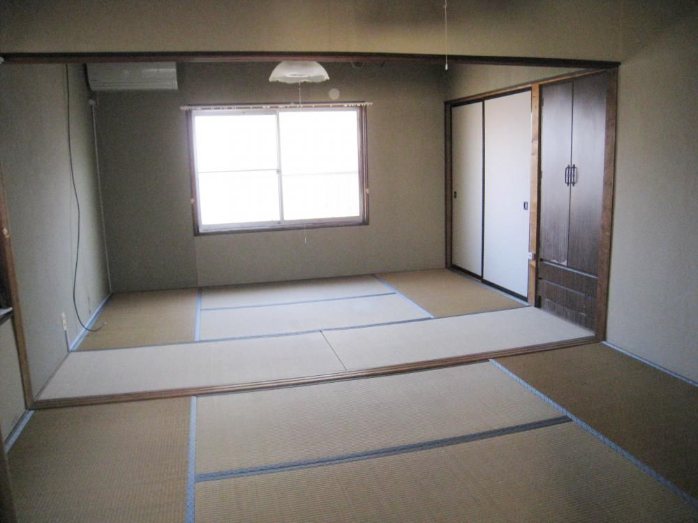【居間・リビング】　二間続きの和室です。分けて寝室と居間として使うもよし。広い一部屋として使うもよし。