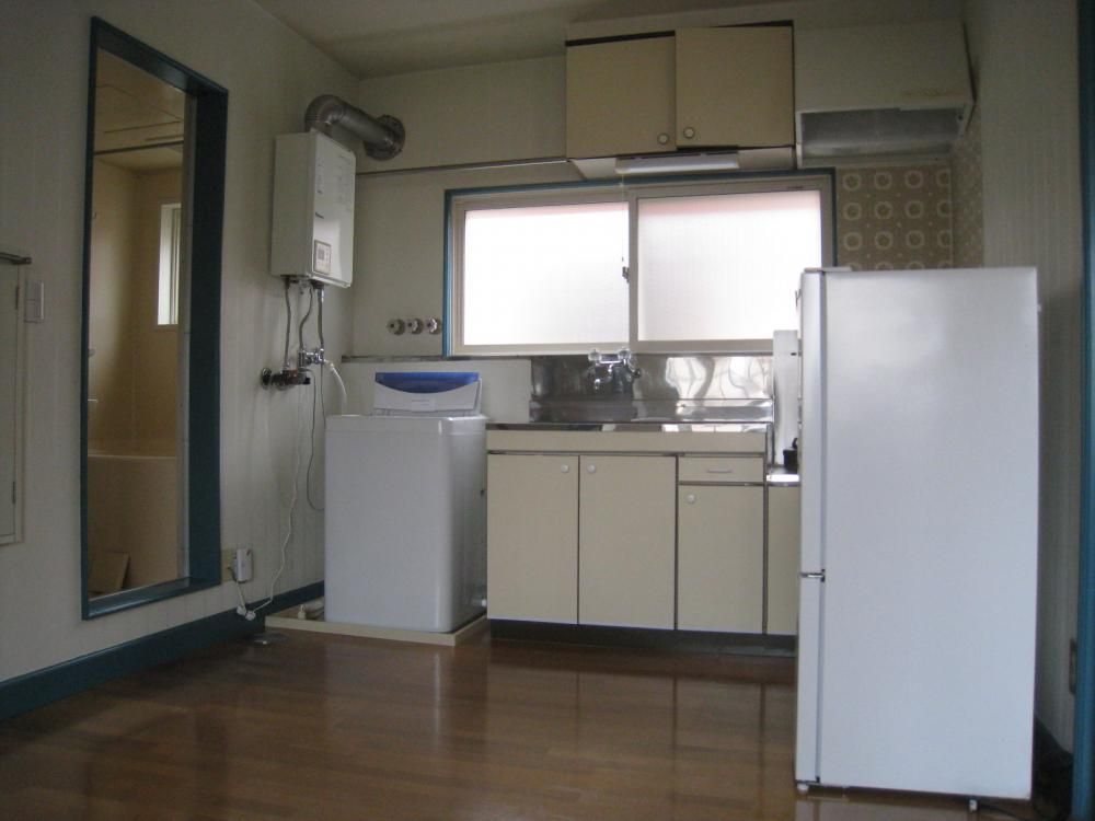 【キッチン】　玄関ドアを開けると、ちょっと広めの台所です