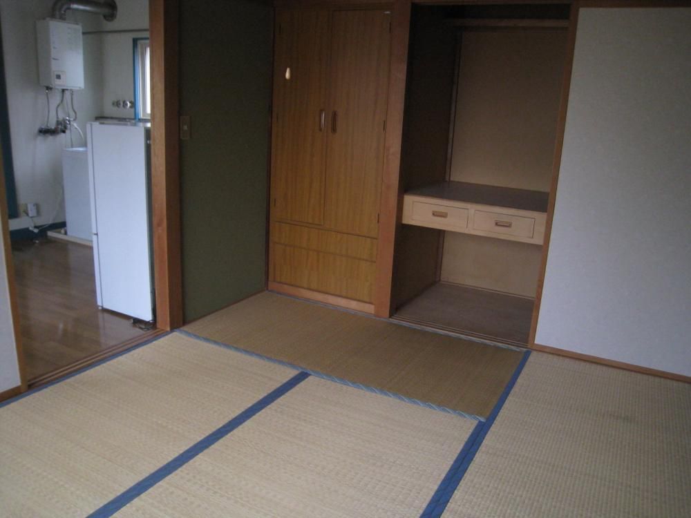 【居間・リビング】　和室です。カーペットを敷いて自分好みのお部屋にアレンジしましょう