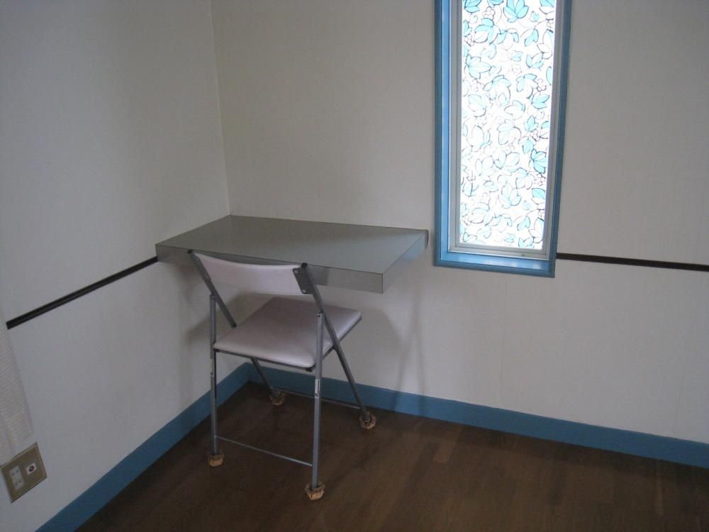 【居間・リビング】　このような机があるとお部屋のスペースをうまく使えて便利ですよね。