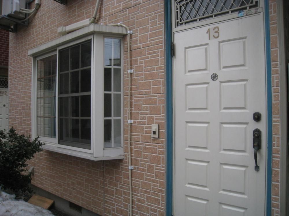 【玄関】　玄関は白い洋風のドアがお出迎え。可愛らしい雰囲気だと明るい気持ちになりますね。