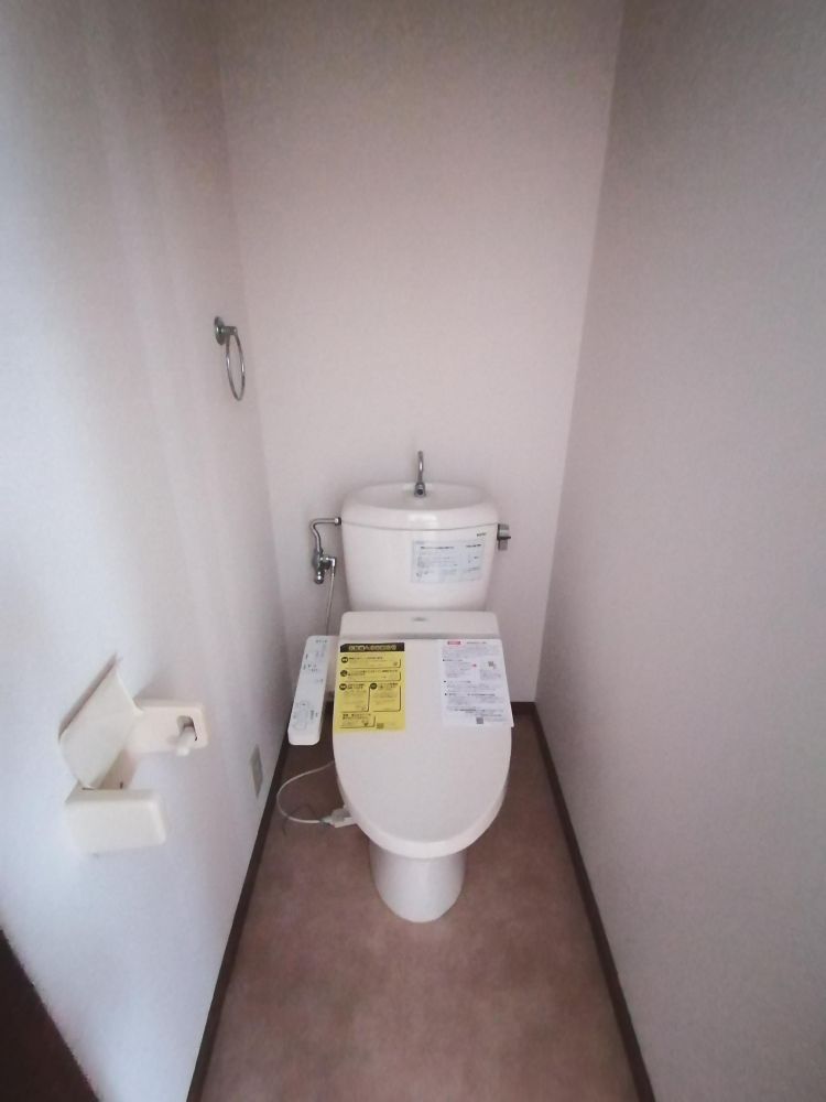 【トイレ】　温水洗浄便座がついていないお部屋は、入居が決まり次第取り付けます！