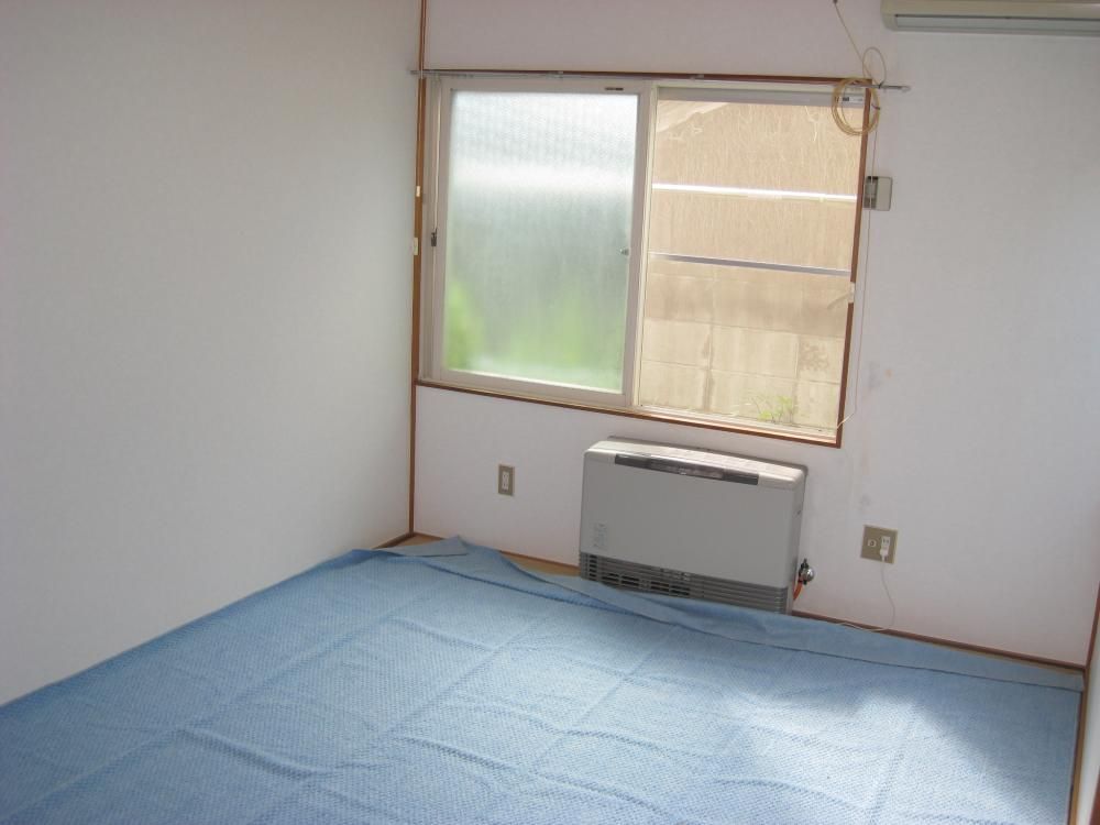 【居間・リビング】　和室です。（写真は畳の日焼け防止の為、絨毯をしいています。）