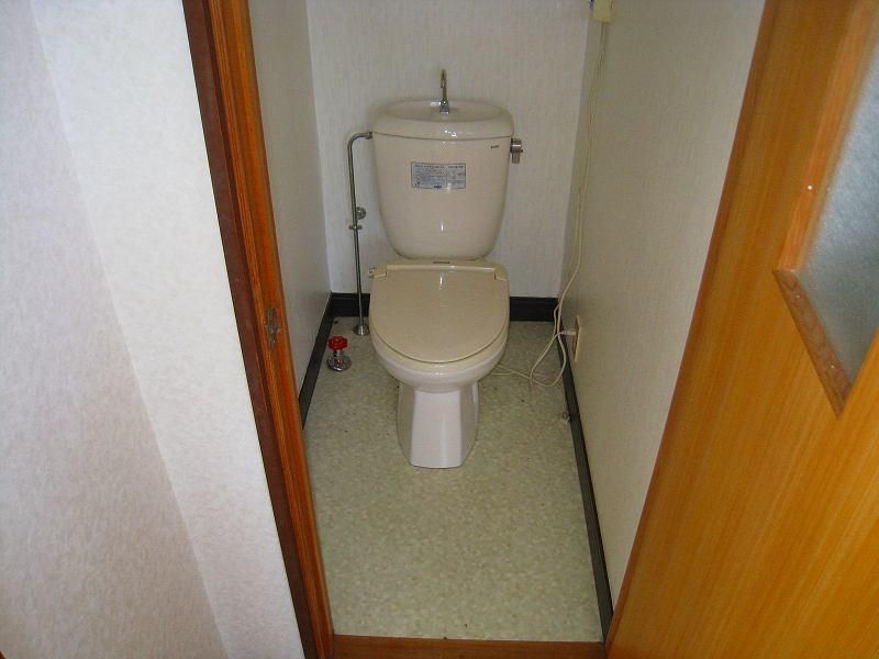 【トイレ】　トイレは単独式の洋式トイレです。お年寄りの方にも優しいですね