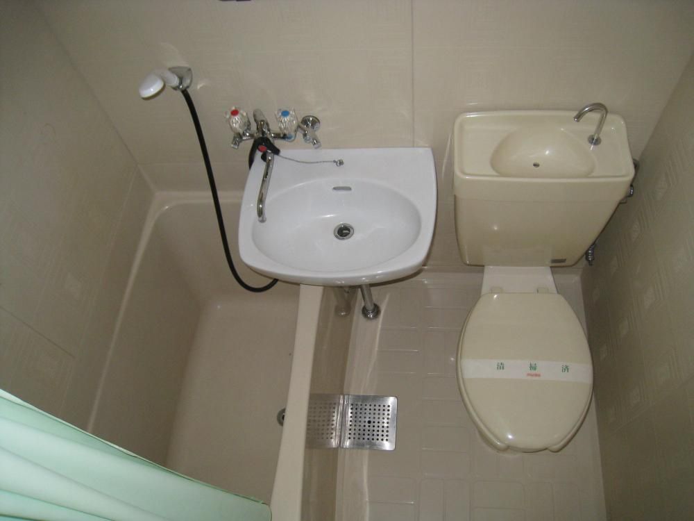 【バス】　浴室は３点ユニットになります。洋式トイレですので座るのが楽ですよ〜