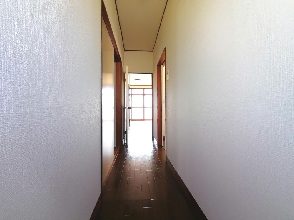 貸家ならではの廊下があります。アパートよりも開放的です。