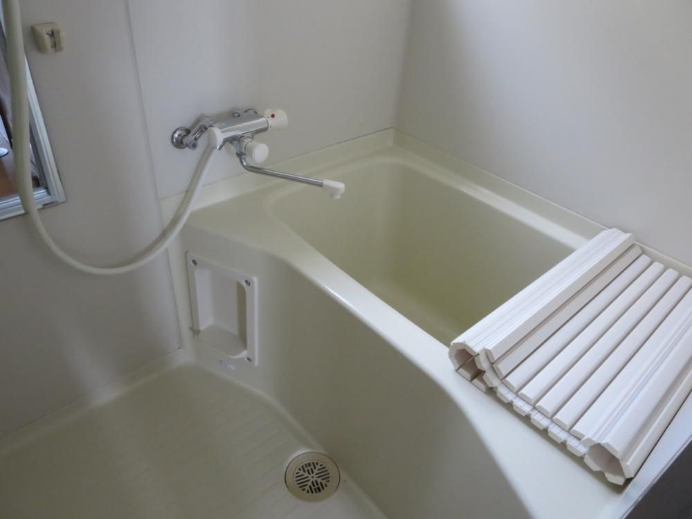 【バス】　浴室はシンプルなユニットバス　