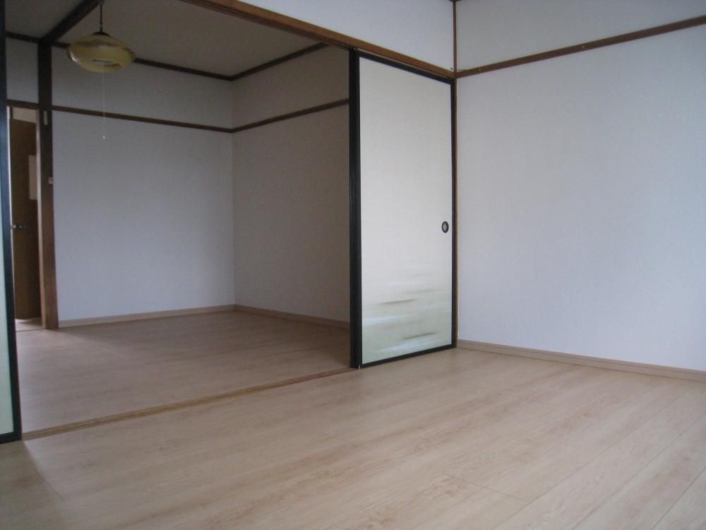 【居間・リビング】　6帖のお部屋が2つ続いています。家具がゆったり配置できる広さですね。