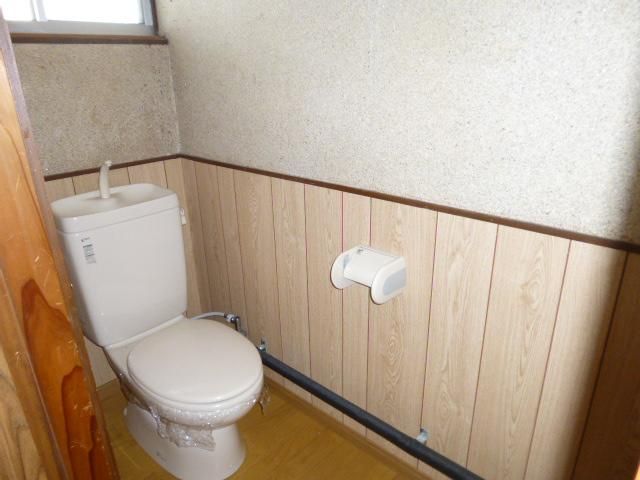 【玄関】　トイレは洋式になっていて楽に座れます。