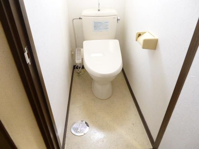【トイレ】　温水洗浄便座で快適です。