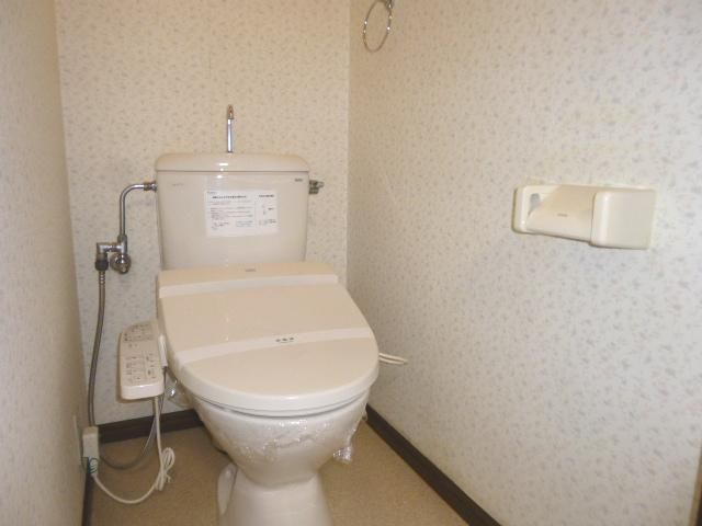 【トイレ】　温水洗浄便座の洋式トイレです。