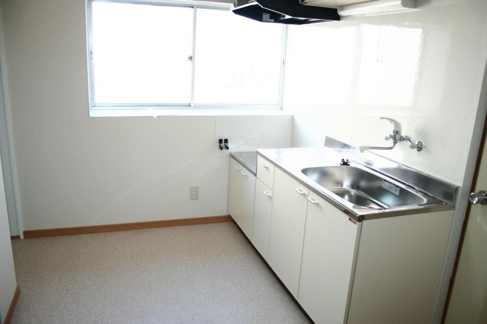 【キッチン】　白を基調としたキッチンです★吊戸棚もあり、収納たくさん。