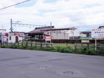 前面道路含む現地写真　駅がすぐそば、現在鉄道用地になっている土地です。