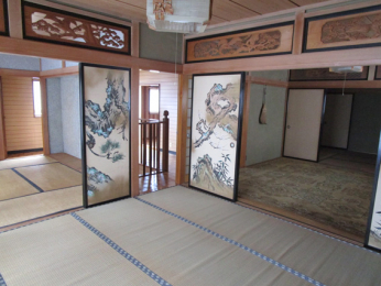 和室　青森市久栗坂浜田　中古一戸建て　欄間とふすまにきれいな装飾が施されています。