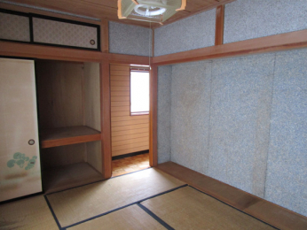 和室　青森市久栗坂浜田　中古一戸建て　収納スペースがきちんと確保されている和室。落ち着きますね。