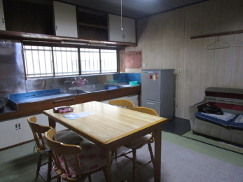 キッチン　青森市久栗坂浜田　中古一戸建て　家族4人がゆったりと食事可能なキッチンスペース。もっと快適なキッチンにするためのリフォームも弊社にて承っております。詳しくはお問い合わせください。