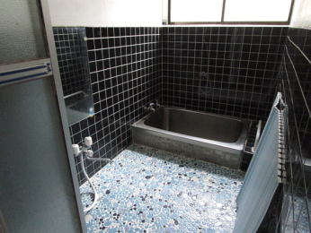 浴室　青森市久栗坂浜田　中古一戸建て　タイルが素敵な浴室。最新のユニットバスへのリフォームも可能です。詳しくはお問い合わせください。