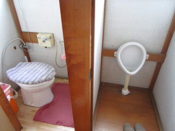 トイレ　青森市久栗坂浜田　中古一戸建て　トイレは2つ。大家族でも安心です。リフォームも弊社にて承っております。詳細はお尋ねください。