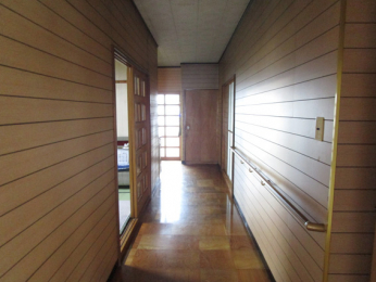 その他内観　青森市久栗坂浜田　中古一戸建て　廊下にも手すりが付いているので安心です。