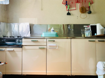 キッチン　キッチンは調理スペース・収納ともにしっかり確保できるサイズです。ガスコンロ設置済。