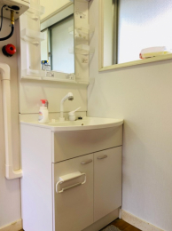 洗面台・洗面所　洗面化粧台は2017年リフォーム時に交換済。引き出し可能なシャンプー水栓。