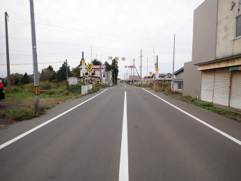 前面道路含む現地写真　国道7号までお車4分。弘前・青森方面への通勤、お出かけに便利です。