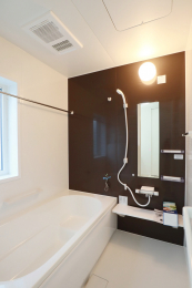 浴室　1坪のゆったりした浴室。リンナイ製のマイクロバブルバスで、上質な入浴タイムを…。