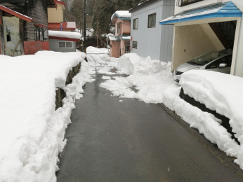 前面道路含む現地写真　前面道路は冬季除雪入ります。