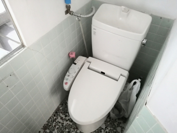 トイレ　温水洗浄便座です。