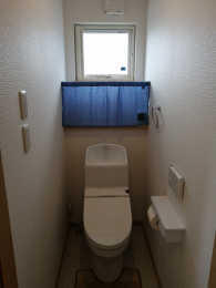 トイレ　2階トイレ。温水洗浄便座。