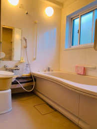 浴室　浴室は2006年にリフォームされています。1坪窓ありで、ゆったり湯船に浸かれるユニットバス。