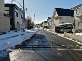 前面道路含む現地写真　前面道路は冬季除雪入ります。こちらは西側。