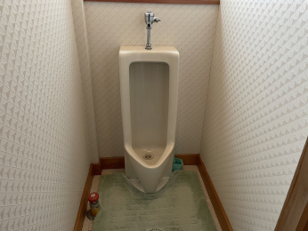 トイレ　1階トイレ(男性用)。