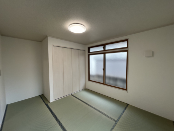リビング以外の居室　【リフォーム中】1階5.5帖和室。畳の表替え、壁・天井のクロス張りが行われます。