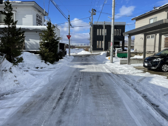 前面道路含む現地写真　前面道路は冬季除雪入ります。