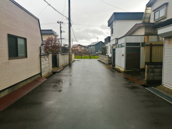 �O�ʓ��H�܂ތ��n�ʐ^�@�O�ʓ��H�͓~�G�������܂��B