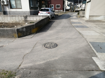 �O�ʓ��H�܂ތ��n�ʐ^�@�O�ʓ��H�͓~�G�������܂��B