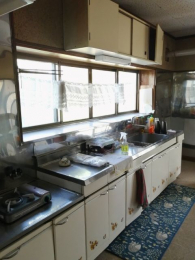 �L�b�`���@��ʍ̌��œ쑤�ɂ���������L�b�`���B