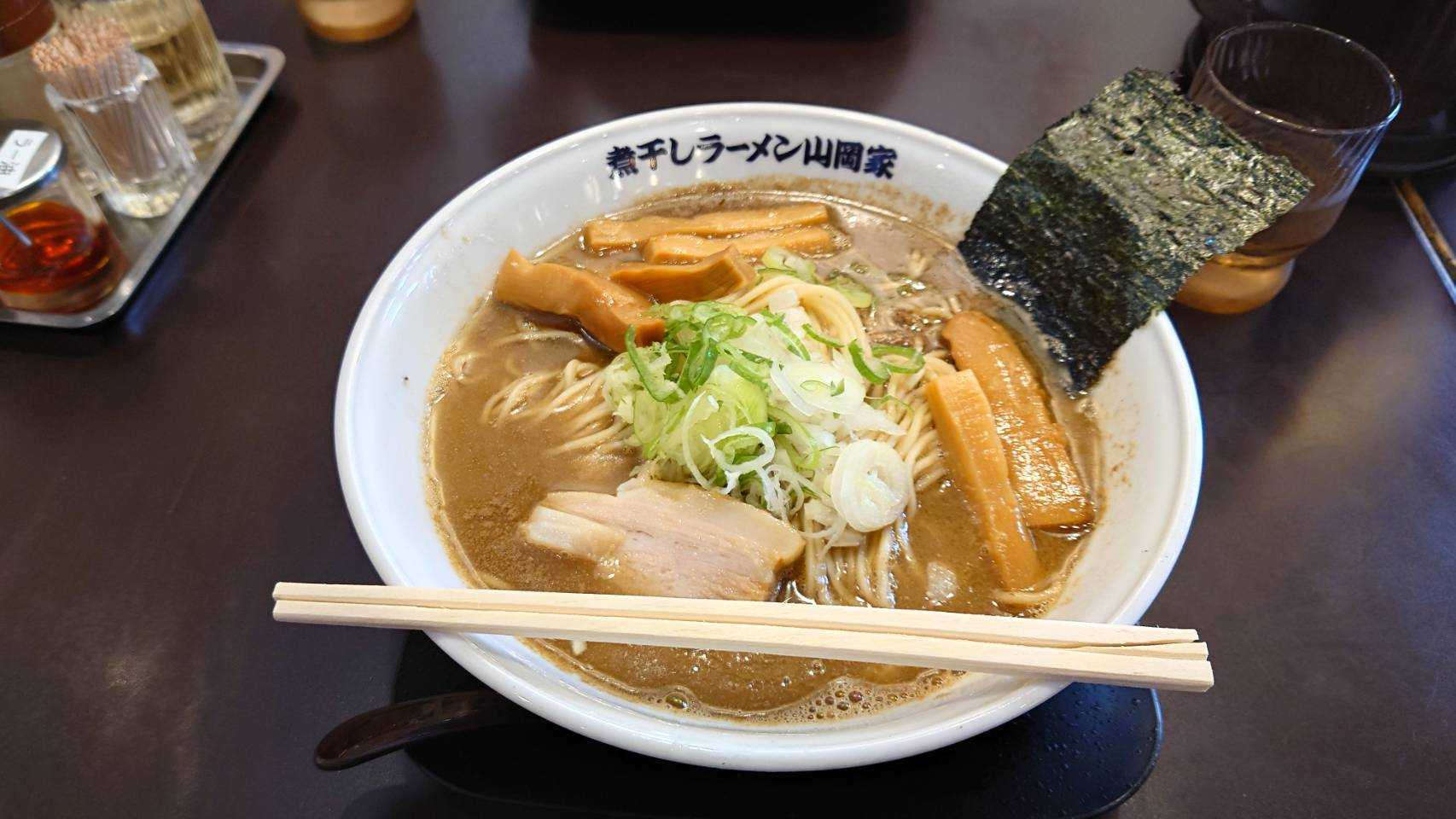 「煮干し豚骨ラーメン大盛」＋「メンマ追加」で注文。