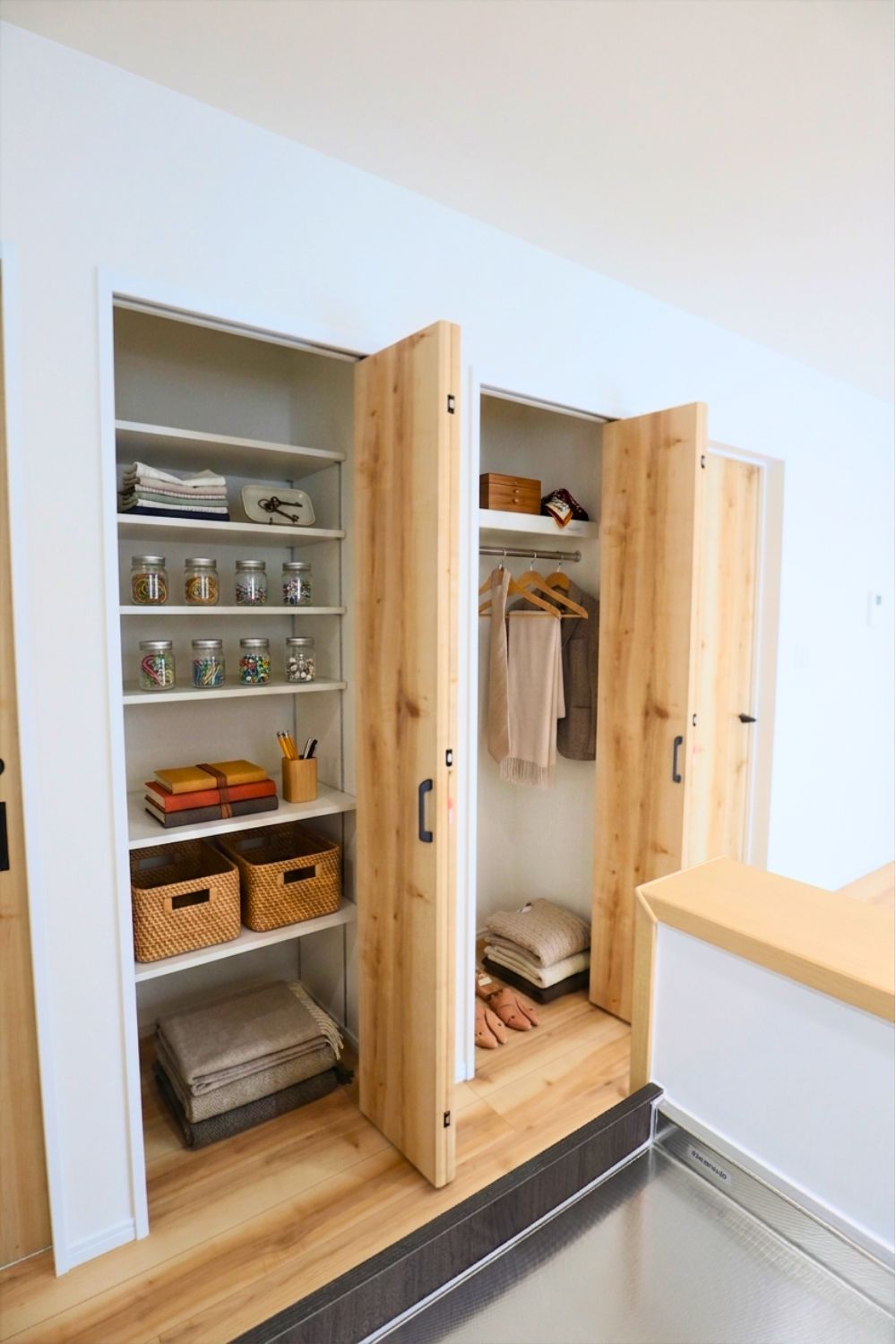 リビング収納完備