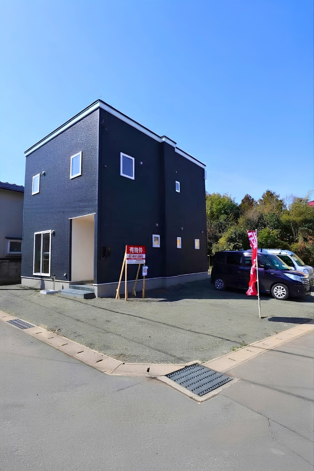 ゆったり並列駐車可能！開放的なアプローチ